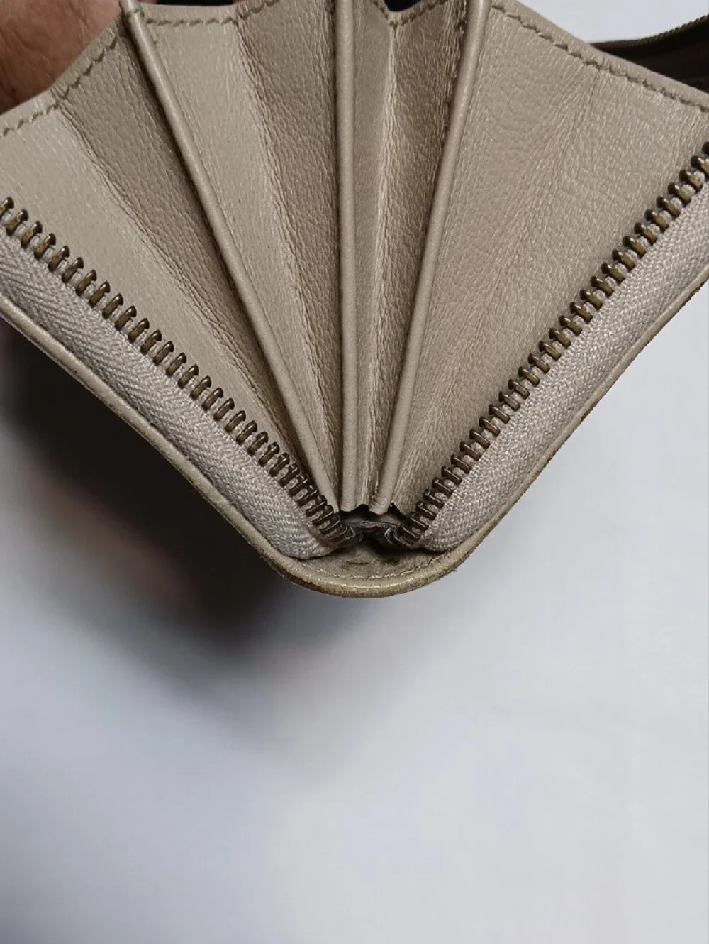 Gucci Diana Continental Beige Leather Zip-Around Wallet with Bamboo Accent